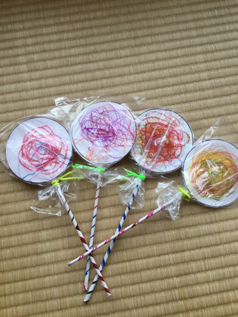 マーブリングで作るペロペロキャンディー ハロウィン工作 保育士・幼稚園教諭のための情報メディア ほいくis ほいくいず