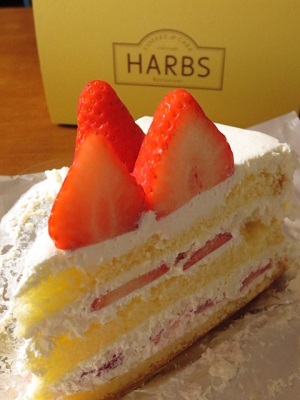 いちごミルクレープ：HARBSを超える美味しさとコスパ