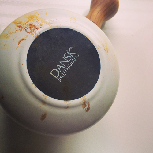 諦めないで。ホーローの頑固な着色汚れは、重曹とメラミンスポンジで落ちる