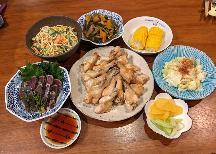 ゆで卵と鶏手羽元の甘辛煮の献立 副菜：水菜のフリフリサラダ、汁物：トマトとスプラウトのスープ 献立・メニュー 味の素パーク たべる楽しさを、もっと