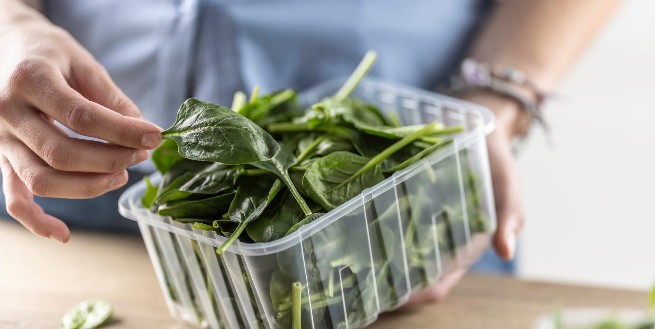 ほうれん草を生で食べない理由とは？サラダのレシピもご紹介デリッシュキッチン