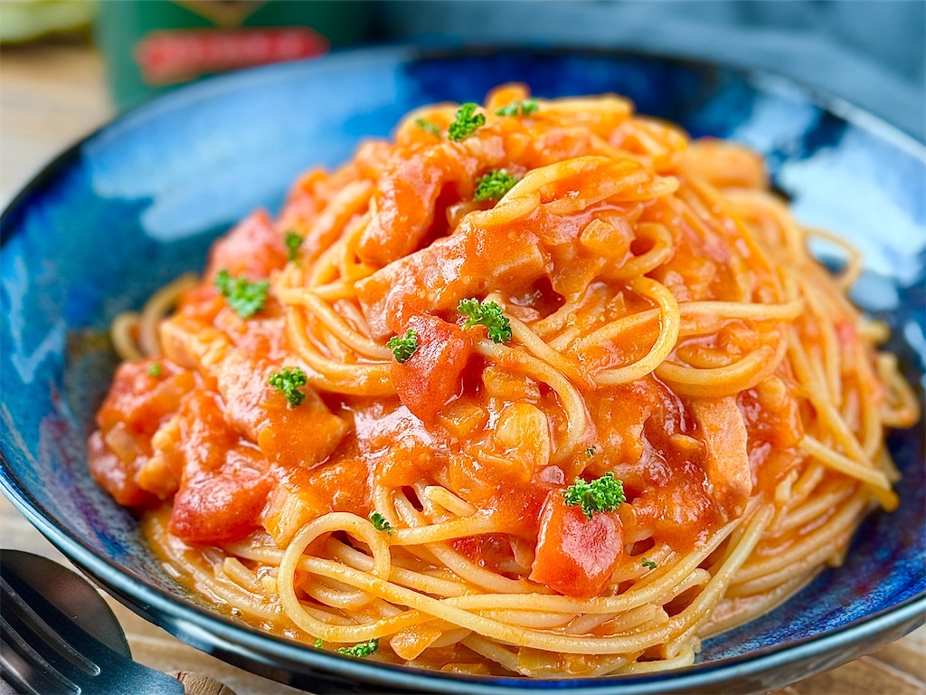 ワンパンで！ベーコンと玉ねぎの辛旨パスタ