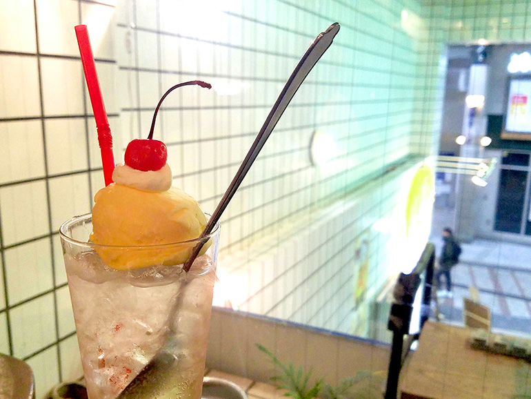 透明なクリームソーダ -ジンアイス仕立て- ノンアルコールジンをベースとした大人のクリームソーダです。店舗で作成しているオリジナルのジンアイスクリーム を、お好みで溶かしながらお楽しみください