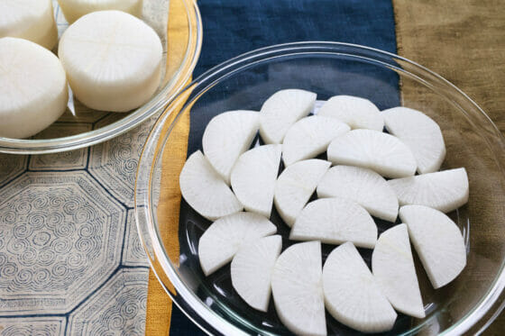 おでんの大根は下ごしらえで変わる！味しみのコツは切り方にあった - macaroni