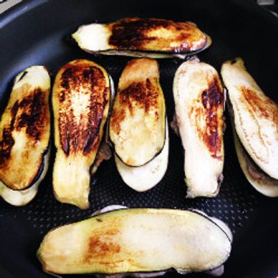 休日のごはん作りに！,豚肉となすのはさみ焼き , ●材料●, ・なす, ・豚肉, ・鰹節, ・ポン酢や麺つゆ, ●作り方●,①ナスを洗い下手をとる。, ②ナスを半分に切り、薄くスライスする。, ③ナスの間に肉を挟み、クッキングシートをしいた, フライパンに並べる。,④中火で7分、ひっくり返して3分焼きたら完成！, ⑤鰹節をふり、ポン酢やめんつゆで召し上がれ♪,簡単レシピ,