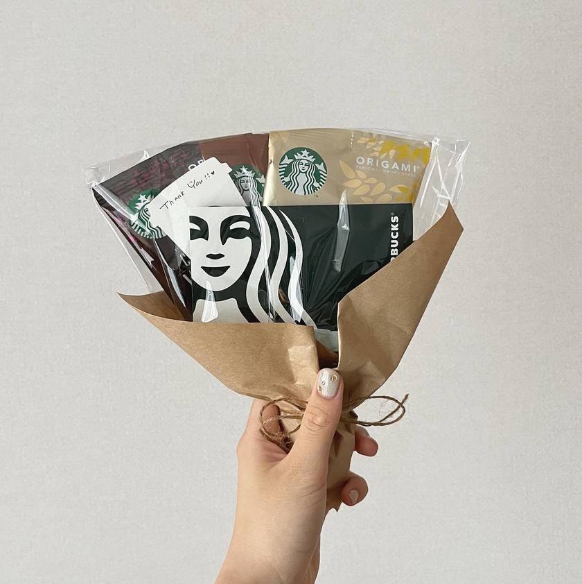 2024.12.26💐ROYAL EARL GREY💐︎💕︎ 今年最後のスタバ☕️✨1年間お疲れ様☺️ 1年間のご褒美に自分へブーケトス💐✨️2024年もありがとう❗️2025年もよろしく❗️ 💐ロイヤルアールグレイブーケフラペチーノ ✔︎︎︎︎エクストラホイップ💐 ロイヤルアールグレイ