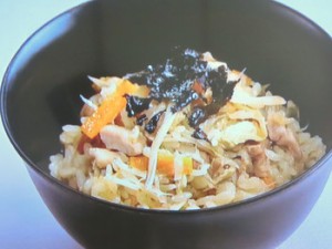 簡単でおいしい鶏もも肉の炊き込みご飯✨, ▪️どんなことでもコメントしてもらえると嬉しいです☺️,材料 , お米2合,鶏もも肉1枚 約350g , ニンニク1片, 生姜スライス2枚, ネギの青い部分適量, サラダ油大さじ1,塩少々, 水お米2合分よりすこし少なめ, 料理酒大さじ1, 鶏がらスープの素小さじ2,