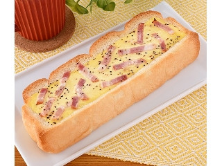 🌙🍔沖縄ファミリーマート 今週のおすすめ商品をご紹介😁✨ 季節感あふれる商品から定番まで🌟 今週は2つをピックアップ🙌 ✨月見バーガー 380円税込 沖縄限定🌺 ポークパティに🍳目玉焼き、🥓ベーコン、🧅オニオン黒こしょうマヨを組み合わせたボリューム満点バーガー