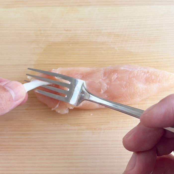 ささみの筋取りはフォークで効率化！ キッチンで使える裏技５選に「めっちゃお手軽」 – grapeグレイプ