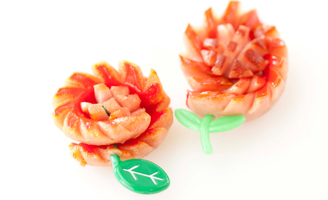 お弁当に入れるとかわいいおかず「くるくるウインナー」 赤ウインナーでもあらびきウインナーでも！ コツは竹串をウインナーの真ん中にしっかり刺すこと！ぜひ参考になれば嬉しいですくるくるウインナーかわいいおかずキャラ弁かわいいお弁当ウインナーレシピ赤ウインナ