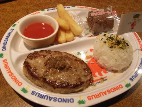 忘れないように「保存」をタップ🔖びっくりドンキー は、キッズメニューも充実♪ 通常メニューと内容はそのままキッズ サイズに✨ハンバーグディッシュは全5種類、大人と同じメニューが食べたいおこさまにおすすめです😊 家族みんなでハンバーグディッシュを楽しもう