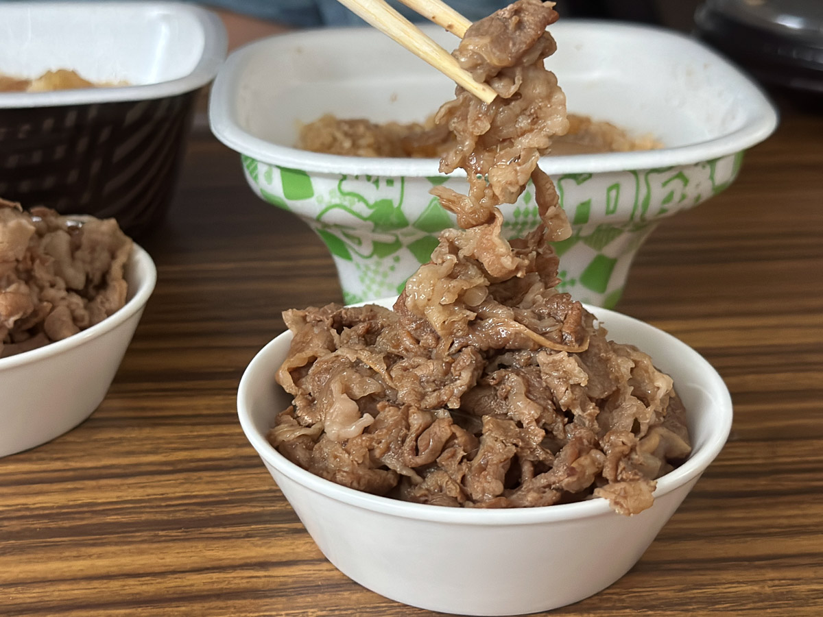 満足度で差が出た!?牛丼チェーン大手「吉野家」「すき家」の比較分析ノウンズ