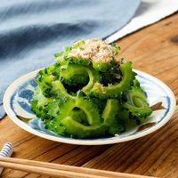 ゴーヤとツナの無限ナムル材料ゴーヤ：1本 ツナ缶：1つ 70g鶏ガラスープの素：小さじ1 ごま油：大さじ1 おろしニンニク：少々煎り胡麻：大さじ1 砂糖：小さじ1 2 塩：小さじ1 2作り方1. ゴーヤのヘタを切り落とし、縦半分に切る。 スプーンでワタと種を