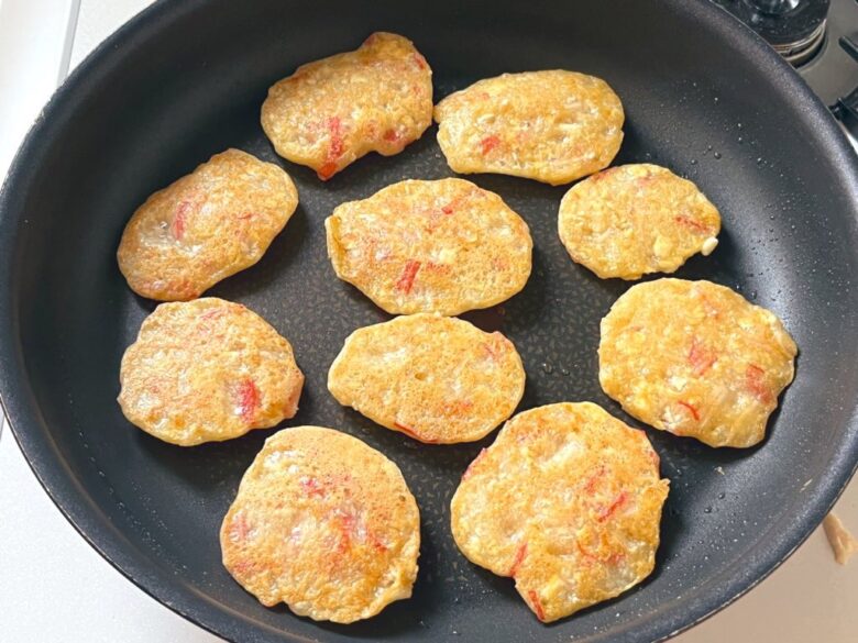 レシピあり▷▷▷スワイプもちふわカニカマ豆腐 。 めっちゃおすすめ‼️うちの定番。 もちふわとろッ‼️大好きなおかずです。 豆腐はレンチンの時短水切りで、あとは混ぜて焼くだけ。ふわっともっちりそれでいてとろ〜な感じもあって！おすすめです。 いつになく