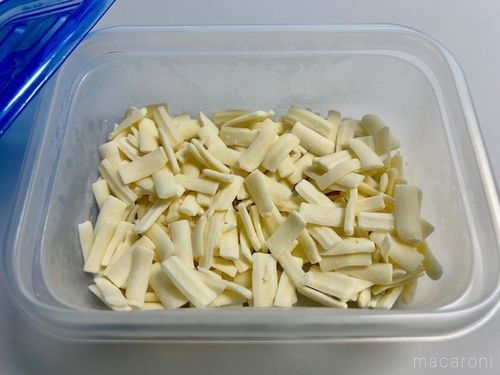 ダイソーの「シャカシャカフードストッカー」なら、冷凍したシュレッドチーズをいつでもパラパラにできるよROOMIE ルーミー