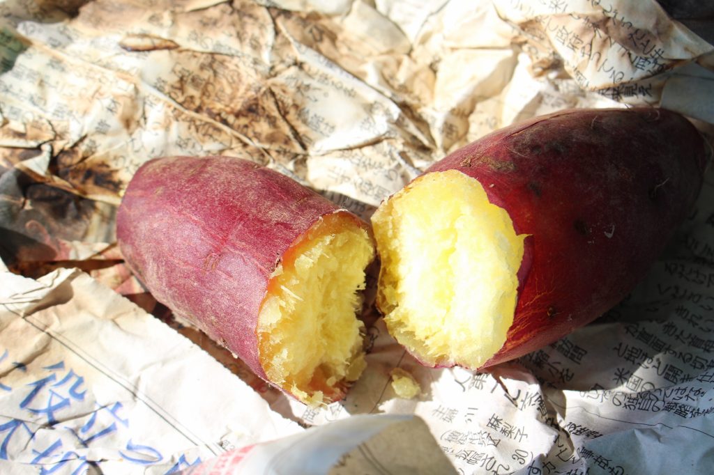 え！？何やってるの！？？ さつまいも、そのまま焼かないでー！ 「焼き芋が甘くなる!?」意外な方法 ぱるとよ- エキスパート - Yahoo!ニュース