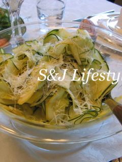 花ズッキーニのグラスサラダ！ベビーズッキーニが付いている雌花～モッツァレラスライスチーズと