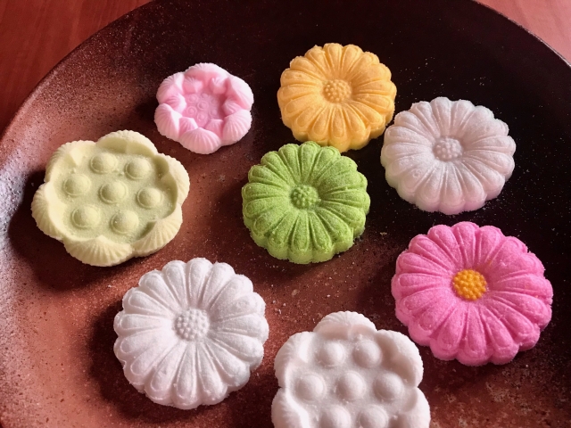 茶席といえば「抹茶」抹茶によくあうおすすめ和菓子をご紹介 - しろあん