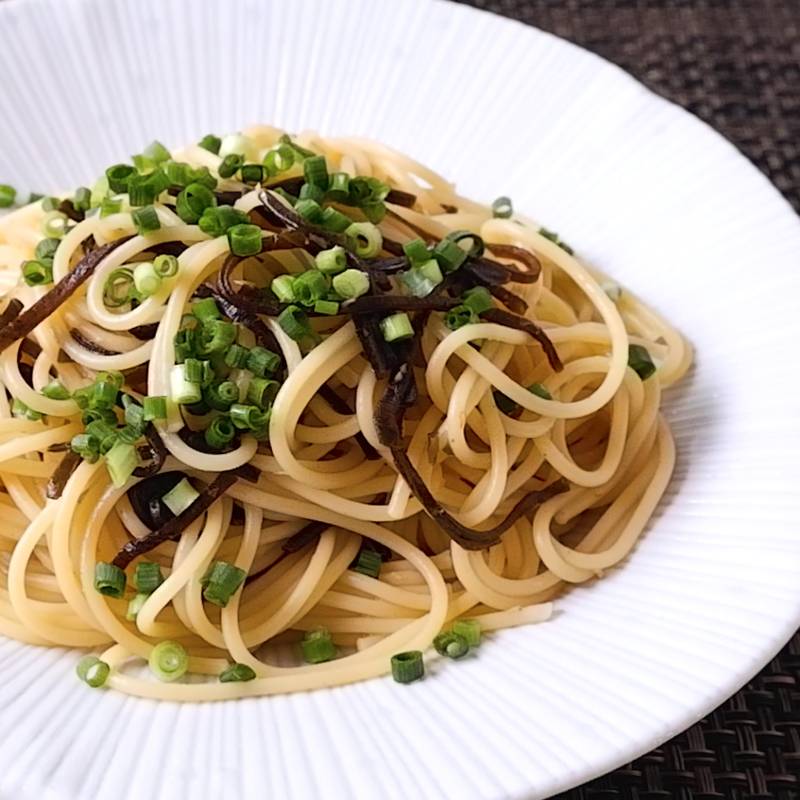 少ない調味料で作る！ 舞茸と塩昆布のパスタ