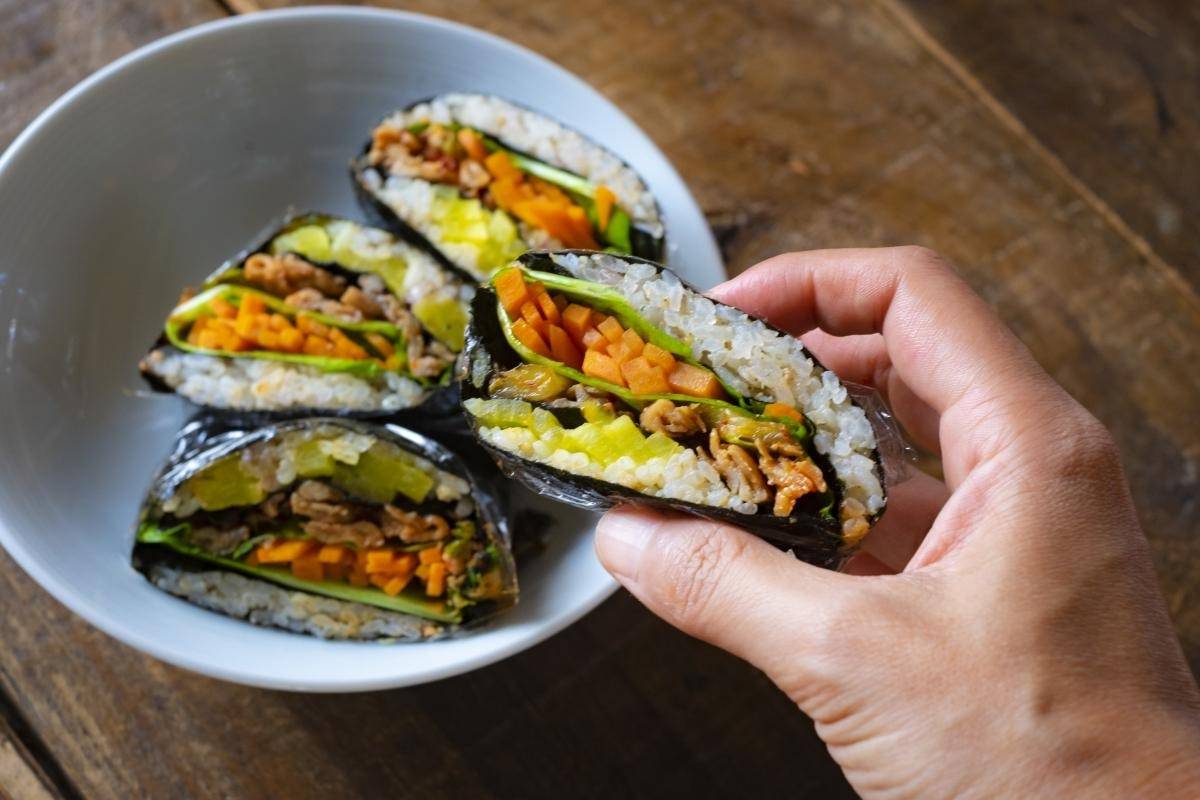 一度読んだら上手に巻ける！キンパの上手な巻き方と簡単レシピ - macaroni