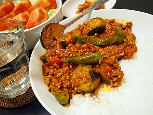 旨み凝縮！トマト缶で作る無水カレ