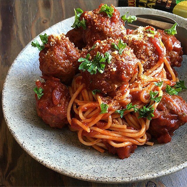 ミートボールスパゲッティのフォトスポット ©1992 Hayao Miyazaki Studio Ghibli, NN - ジブリの世界が目の前に！「 ジブリの立体造型物展」東京で開幕、真っ赤な飛行艇も登場画像ギャラリー 34 40- 映画ナタリ