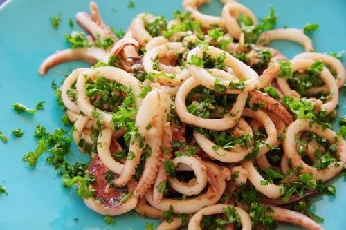 レシピ＞小ヤリイカのトリフォラーティトリフォラーティとは薄切りの野菜や肉をパセリとニンニク、オリーブオイルでフライパンで炒め煮する調理方法のことです。そのまま食べるほか、付け合わせでもいいし美味しいパスタのソースとしても使えます。今日は春先が旬の 小