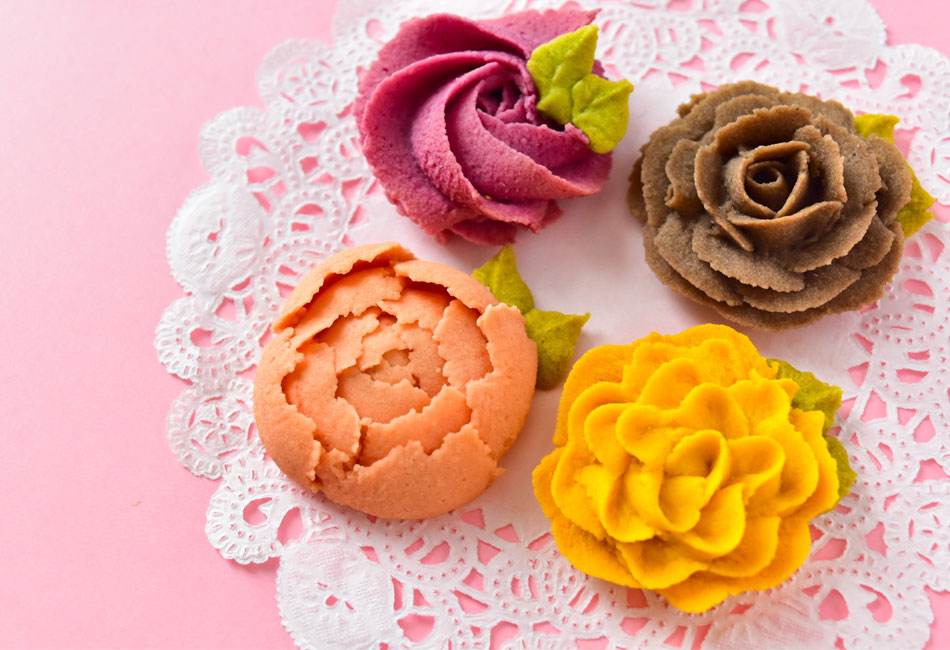 スアンのスイーツ「リンホア」より、あんフラワークッキー小さいサイズ缶 が出来ました。 甘さ控えめの白あんと米粉を使用したあっさり甘いクッキー💕クリスマスや年末年始のおもたせにいかがでしょう。 ⭐︎原材料⭐︎ 白あん、無塩バター、卵白、米粉、アーモンド