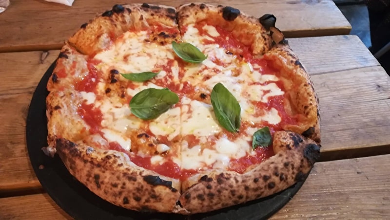 イタリア・ナポリ 絶対に食べたい！本場で食べるべきナポリピザの名店2軒！日本で食べられる店も ！TABIZINE～人生に旅心を～