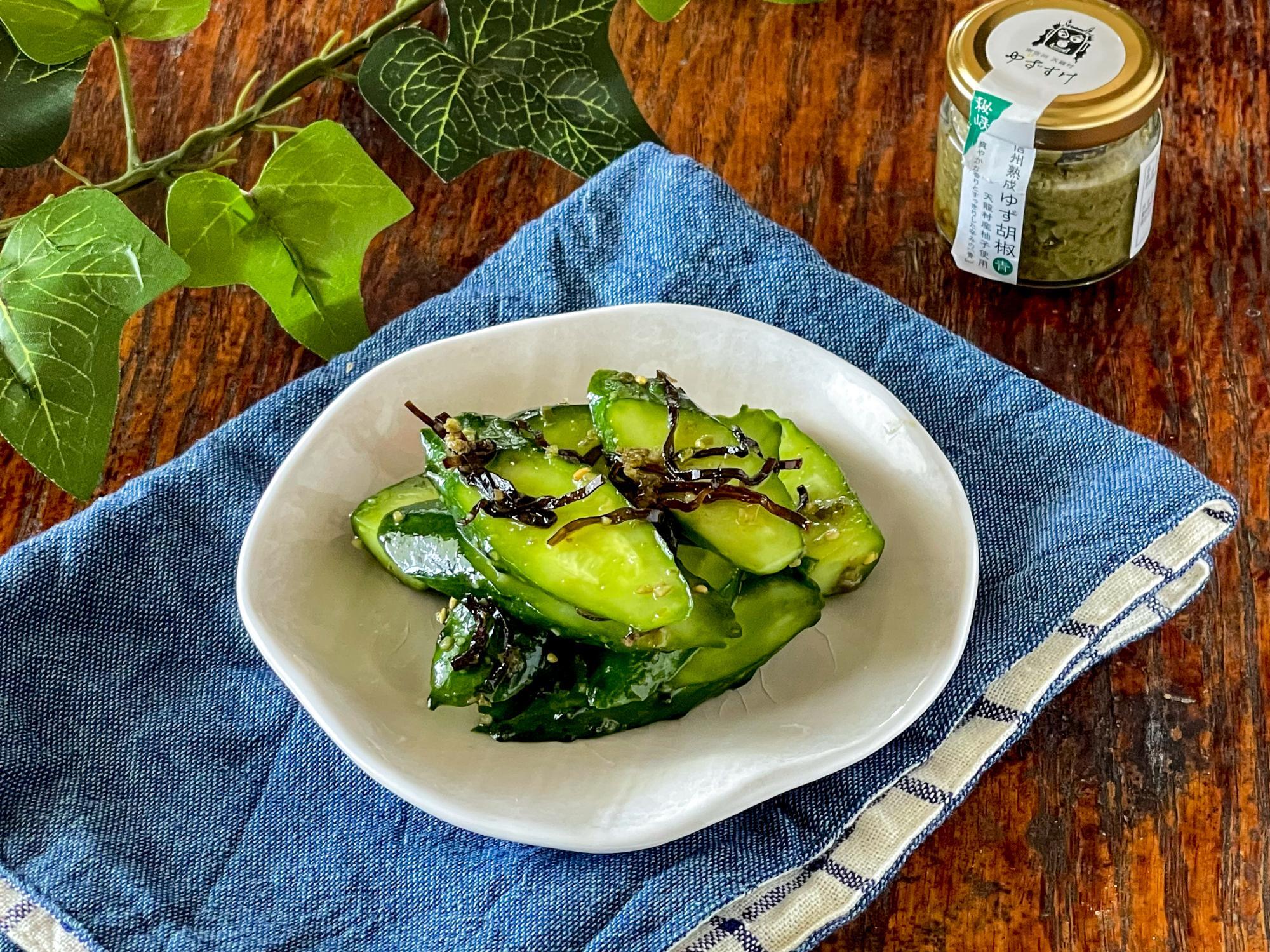 レシピあり▷▷▷スワイプ ﻿レンジサラダチキンのゆず胡椒つまみ和え 。﻿ ﻿ 見た目は地味だが実につまみ‼️﻿レンジなのに、若干4分でめっちゃしっとりなサラダチキンできます。﻿爆誕。 ゆず胡椒とオリーブ油の組み合わせが本当にオススメ。あぁ世界の中心で叫びたい