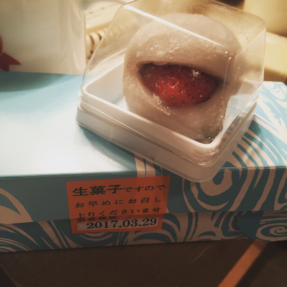 赤坂 青野』の『赤坂もち』 . 風呂敷に開けて食べるのが正しい食べ方！ . きな粉もちの柔らかさに悶絶〜笑 . くるみの粒々とも相性抜群！ .赤坂青野赤坂もち赤坂グルメ赤坂手土産港区ミナ子