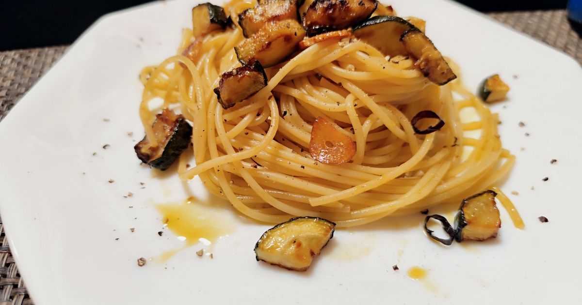 🌶️ 『ズッキーニとなめこのペペロンチーノ』 夏野菜が少しずつ顔を出し始めました。 まずはおなじみの 焼いてよし、茹でてよし、すぐに巨大化のズッキーニさんを使ったパスタです。 ズッキーニを玉ねぎとじっくり蒸し煮にして 旨味を引き出してからソースに。 具には