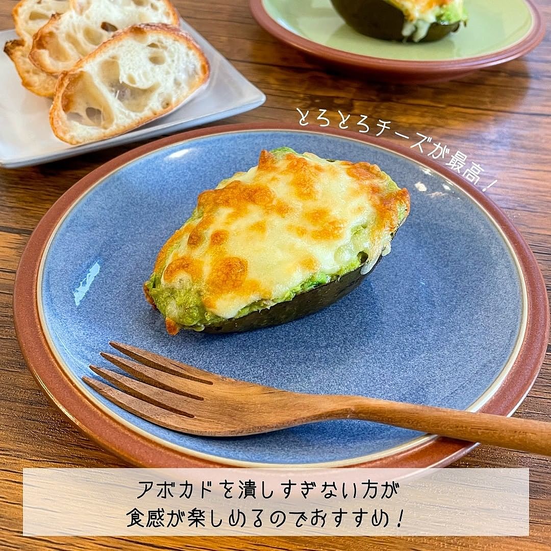 26歳パン好き女子の朝ごぱん、レシピはこちら↓, ハムとチーズのサンド。アボカドのせ🥑, カンパーニュ 2枚, スライスチーズ 1枚, ハム 1枚,マヨネーズ 小さじ1, アボカド 1 2, ミックスチーズ 2つかみくらい, 塩、ブラぺ 少々, はちみつはお好みで✌️,かけたらあまじょっぱさがたまらないです😌,