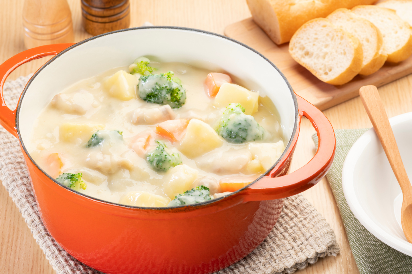 食パン派？フランスパン派？クリームシチューに合うパンの種類じゃぱん 日本のパンを「たべる」と「つくる」で応援するサイト