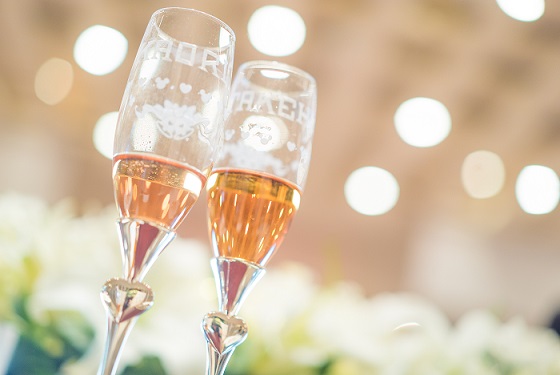 お祝いの席でシャンパンを飲むのはなぜ？エノテカ - ワインの読み物