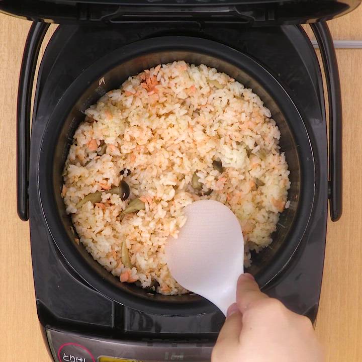 あごだしつゆ鮭の炊き込みご飯レシピ情報おいしさ、あごの差。くばら久原醤油