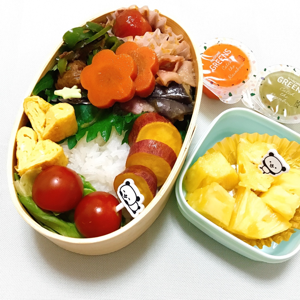 子供用のお弁当と箸でつまんだプチトマトの写真素材FYI01952533ストックフォトの Qlean Market キュリンマーケット