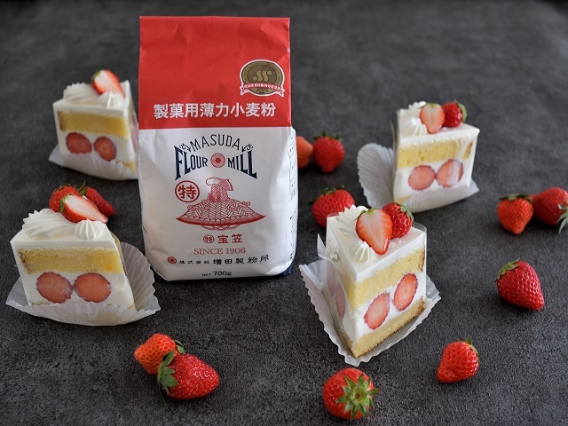 ケーキ・20250222お皿でいちごのショートケーキ 税込1,200円 デコケーキ箱に入ります 16㎝のお皿にいちご・クリーム・スポンジ生地を盛り付けましたお皿はホワイトとピンク お皿の在庫状況によっては他のお皿になる場合がございますお誕生日用、ひなまつり、卒業