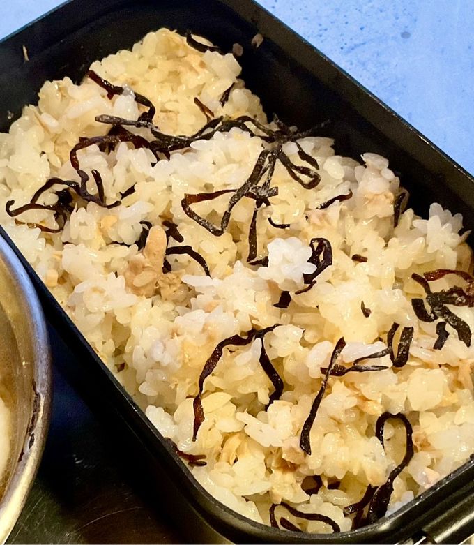 メスティン料理。激旨。 海苔の佃煮とツナ缶 炊き込みご飯。本格的。アウトドア料理、キャンプ料理にと。メスティンのほったらかし自動炊飯にて作ったらジャストミート♬ 24時間、いつでもチャレンジ♪