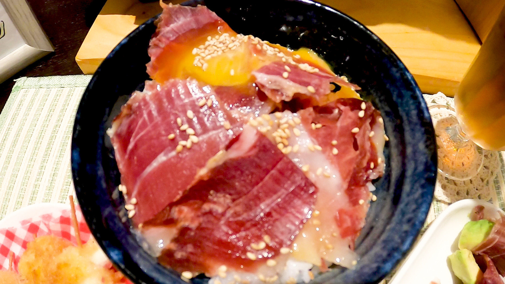 他の商品も見たい方はこちら👀 @hokunyu_officialLuxe のアレンジレシピをご紹介します🐄 くるくる巻くだけ！「生ハムおつまみ」🥬✨本格的な味わいをご自宅で簡単に楽しめるレシピ✨ 🥓 生ハムおつまみ ＜材料＞ 生ハム 5枚 ブラックペッパー 適量 かいわれ大根 1袋