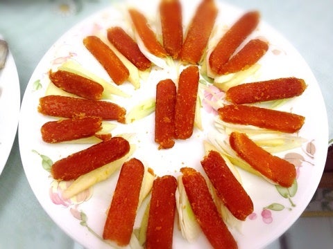 你好我好がカラスミ専門店の永久號を訪問！永久號オーナーさんがカラスミの食べ方を教えてくれましたよ。台湾では、カラスミを料理米酒に浸してからフライパンで数分炙ります。米酒が無ければ、日本酒でもOKです。贅沢な大吟醸で料理する人もいそうです！冷めてから