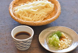 食卓の上に並ぶ、ざるうどんとつけつゆ、薬味の写真素材68805495- PIXTA