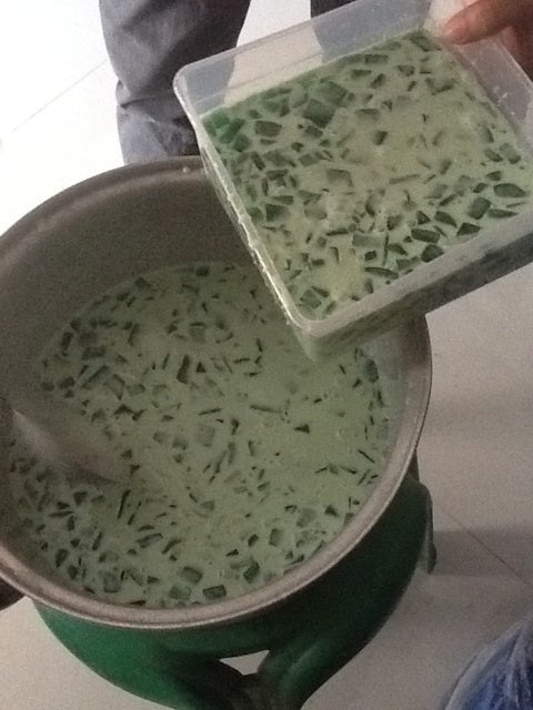 ブコパンダン、フィリピンの人気デザート。ゼリー、ヤングココナッツ、無糖練乳、コンデンスミルクから作られています。このデザートは通常、ブカプアサ 朝食 に役立ちます。チーズをトッピングできますPremium写真