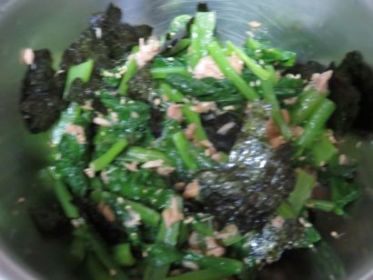 茹でて和えるだけで美味しい副菜♪ 小松菜とツナと海苔のめんつゆ和え花ぴーのあてレシピ