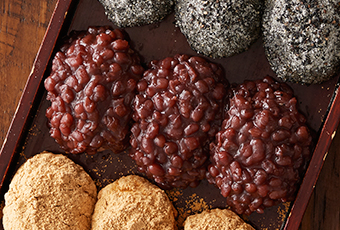 ♡♡♡ 皆さんがお彼岸に作っていた 美味しそうなおはぎを見て 小豆🫘大好き❣️ 私も作る😍 と挑んだものの どうしてももち米の周りに 小豆をうまくコーティング出来る気がしなくてもち米の間に雑にサンドしたら 全く見た目にそそられない 小豆おにぎり🍙完成しましたw