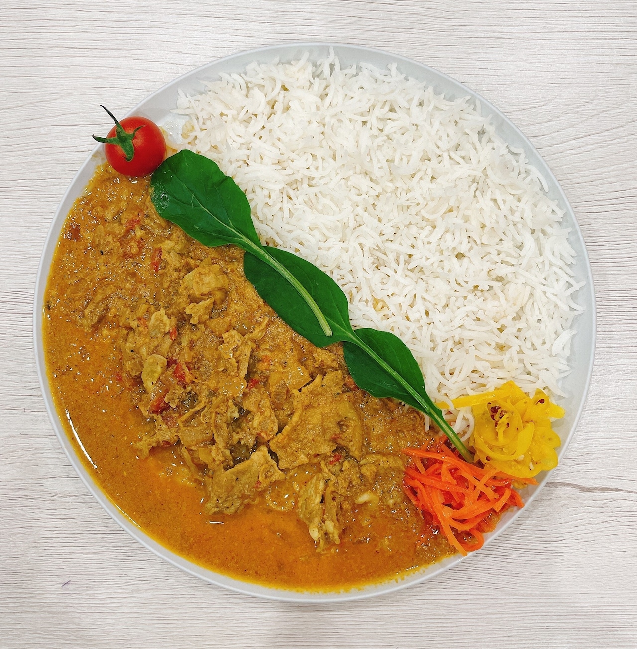 ココナッツミルクがない⁉︎でも大丈夫！ スリランカで採れる代表的な食材のココナッツ。 スリランカカレーには、ココナッツオイルやココナッツミルク は欠かせない食材です。カレーの壺ペーストの基本のレシピにもココナッツミルクを使います。 が、、、！！ココナッツ