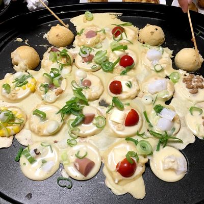 たこ焼きの粉でアメリカンドッグ🐙, たこ焼きの粉の専門店, としのぶさん家の粉アレンジレシピ❣️, @toshinobusanchinokona ,かわいいタコの形をしたアメリカンドッグ！, 材料も簡単でたこ焼き器でも作れるので, お誕生日やハロウィン、クリスマスパーティーに,とってもオススメです😆😆😆, タコさんウィンナーの上に, チーズ🧀🐙をさしてから生地を,