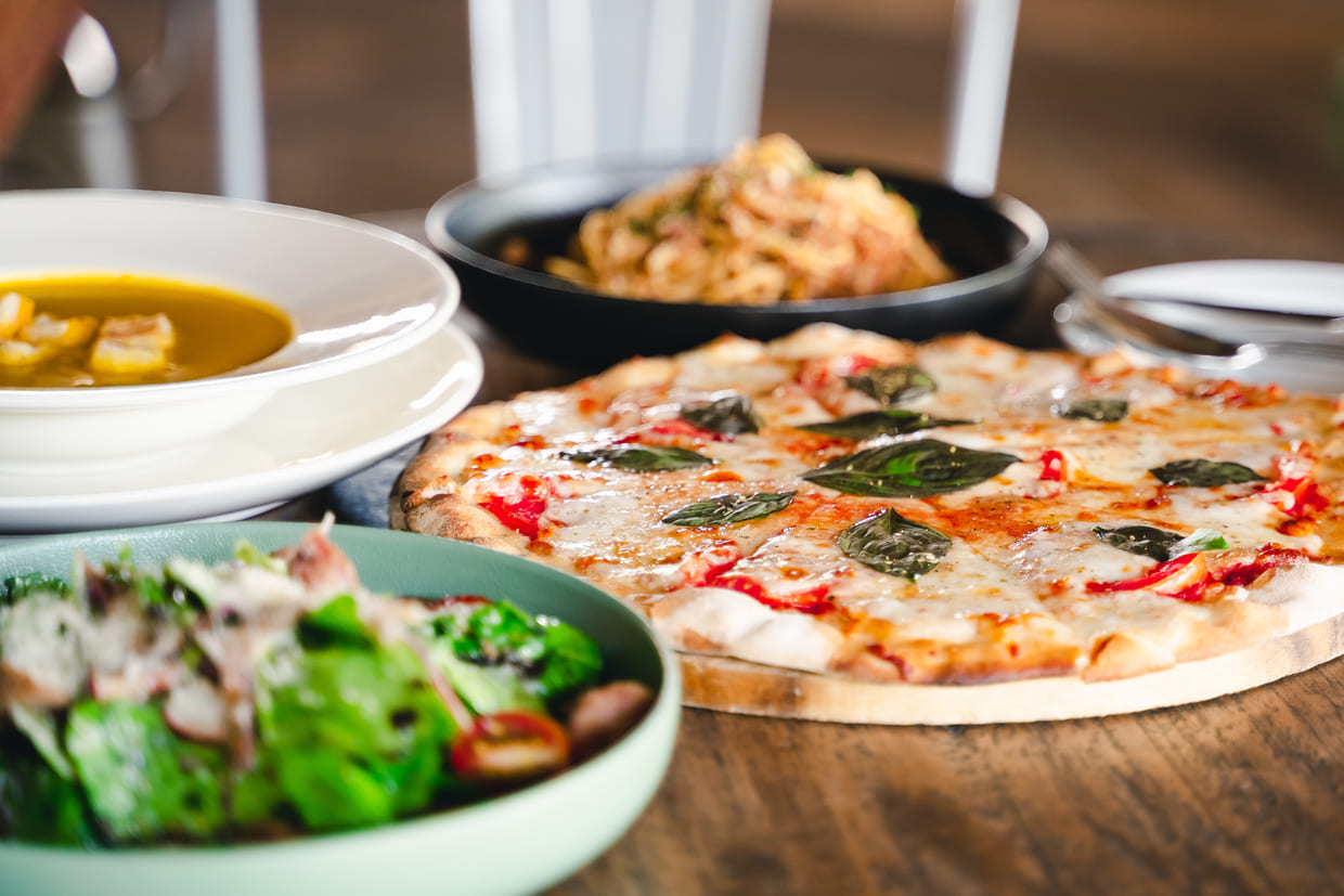 盛り上がるならピザパーティーで決まり！人気ピザレシピ楽しみ方を伝授♪ - macaroni