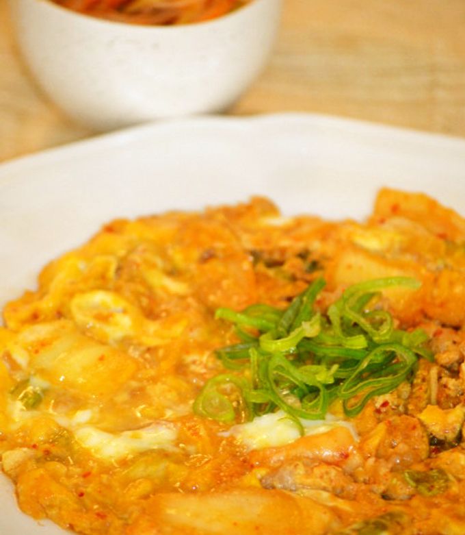 夏休みのご飯 簡単なのにスタミナ満点！卵黄のせ豚キムチ丼の作り方☆ ご飯がすすむ！豚肉レシピはコレ♪卵黄がとろ〜りマッチするスタミナレシピ！お店の味