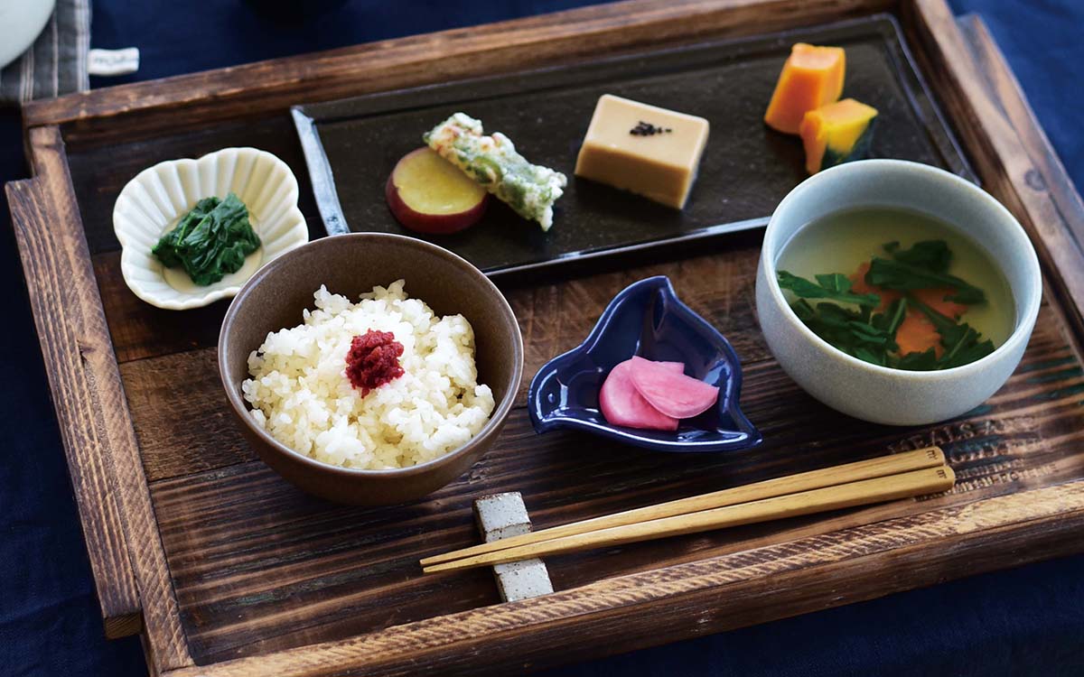 納豆・卵焼き・焼き鮭。THE和食のワンプレート朝ごはん